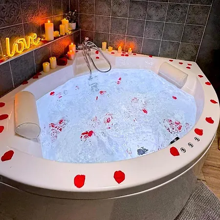 La Jungle Insolite, Spa, Ecran Cinema, Lit A Baldaquin King Size, Day Use, 10 Min Centre